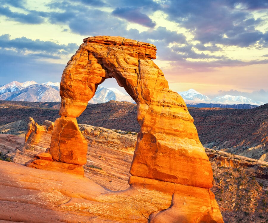 Photo pf Delicate Arch with a view of the La Sal Mountains in the background.